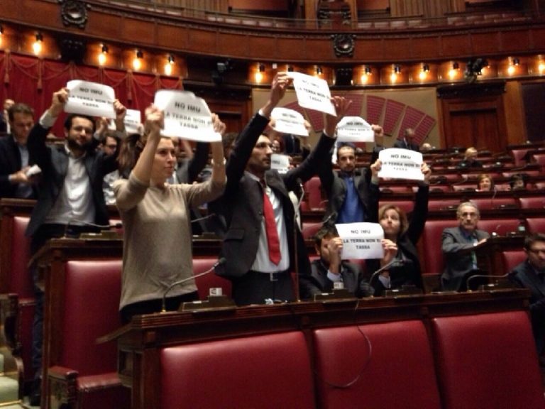 Imu, protesta M5S: ‘Approvata patrimoniale sulla terra di Renzi. Da Martina silenzio assordante’