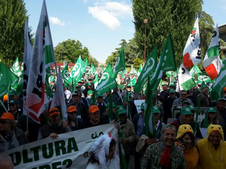 Agricoltori in piazza lanciano l’allarme: chiuse oltre 310mila aziende dal 2000, serve cambio di passo