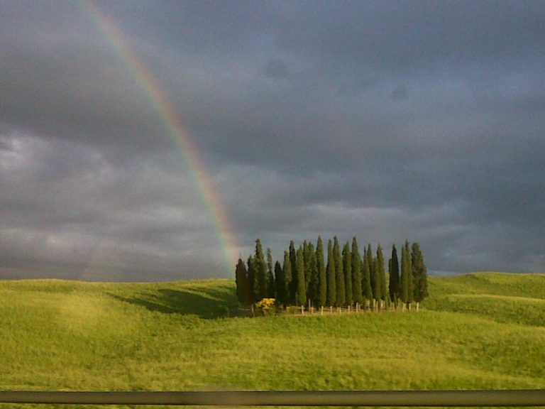 I cipressini di San Quirico con l’arcobaleno. Spettacolo unico