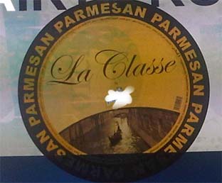 Parmigiano Reggiano, il Consorzio ottiene il ritiro di parmesan al Sial di Parigi