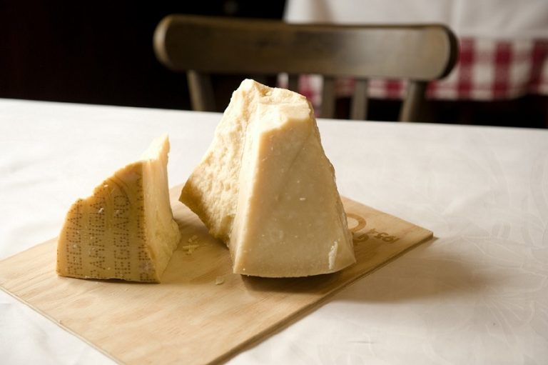 Accordo raggiunto, sbloccato l’export del Parmigiano Reggiano con l’Algeria