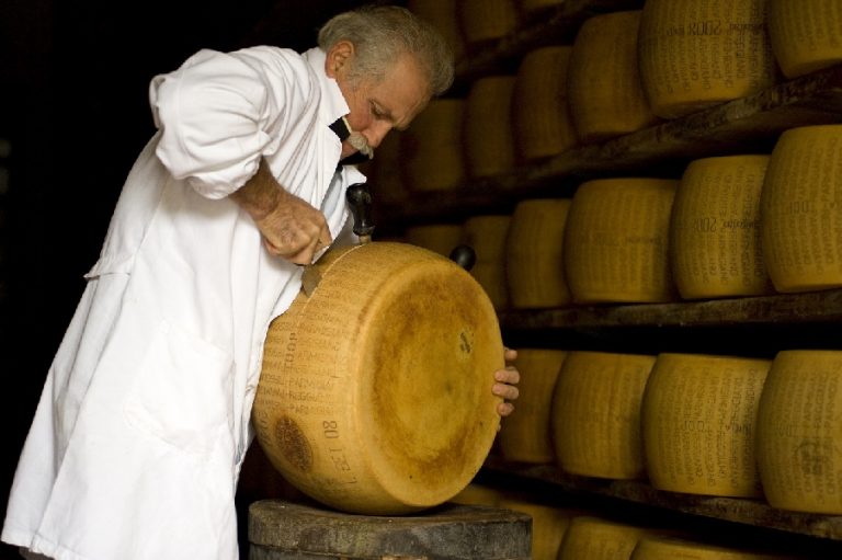 Parmigiano Reggiano, produzione dicembre chiude al -1,1%. Ma riapre mercato Corea Sud