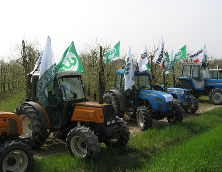 In Romagna 200 trattori sfilano per il Fondo di solidarietà