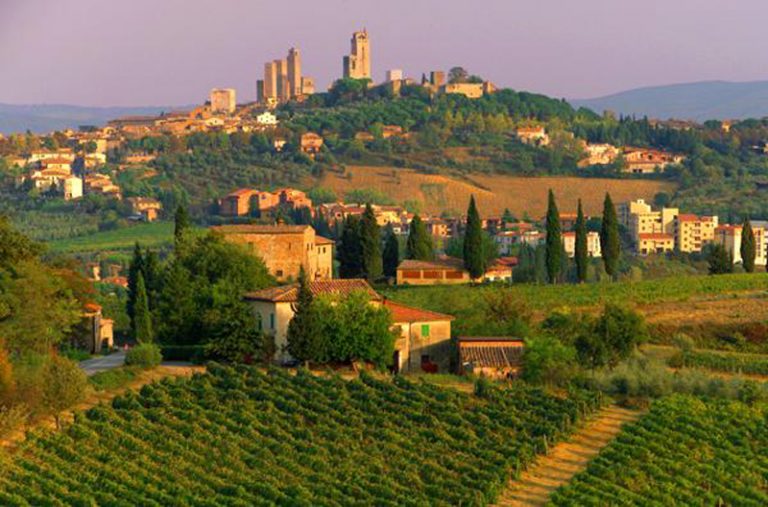 Turismo del vino: per Airbnb San Gimignano (Si) è la meta preferita per la vendemmia