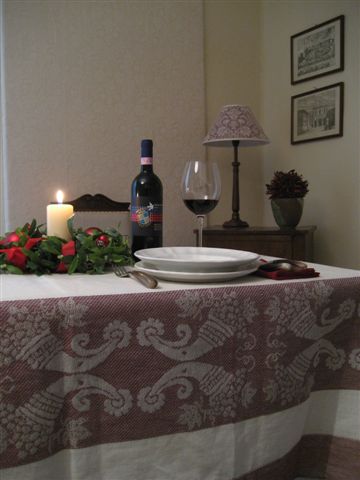 Una tovaglia rosso Brunello per il pranzo di Natale