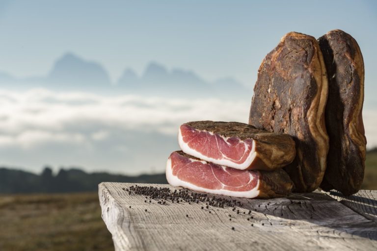 Affumicato inconfondibile. Ecco i segreti che rendono unico lo Speck Alto Adige