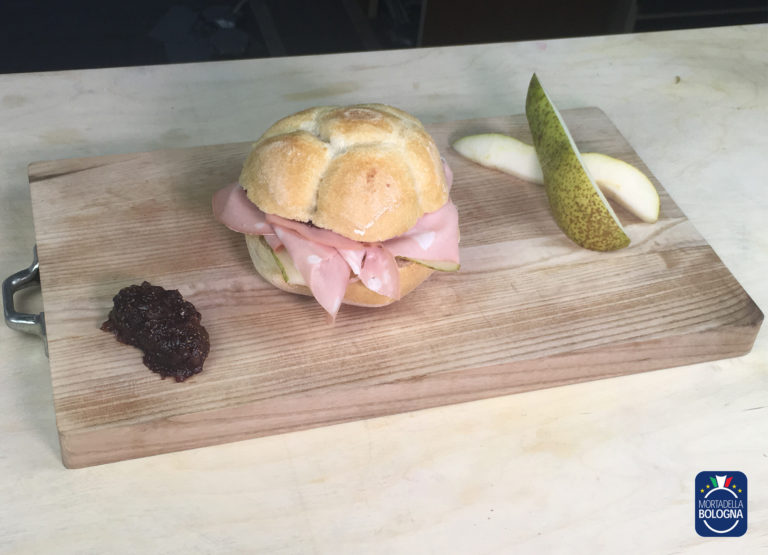 AmoRosa passione. Per San Valentino ecco un panino gourmet con la mortadella di Bologna