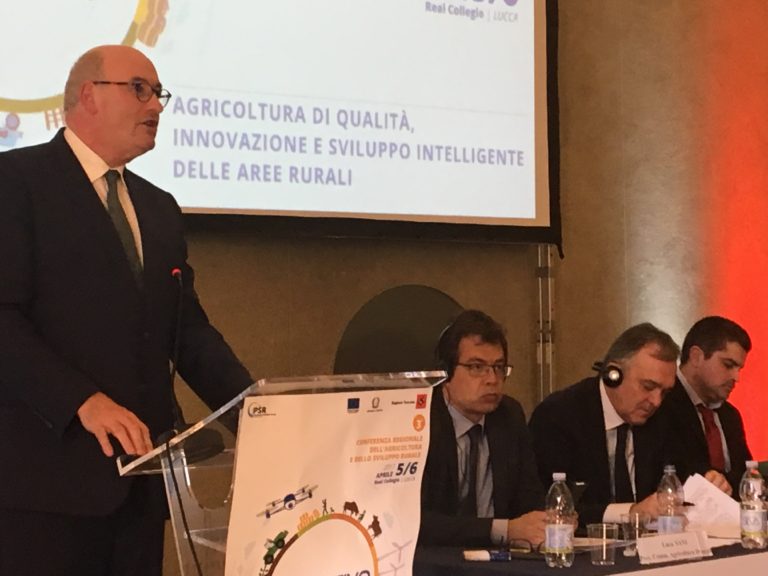 Regole semplici, tempi certi e reddito per gli agricoltori. Ecco le richieste di Martina a Phil Hogan in Italia