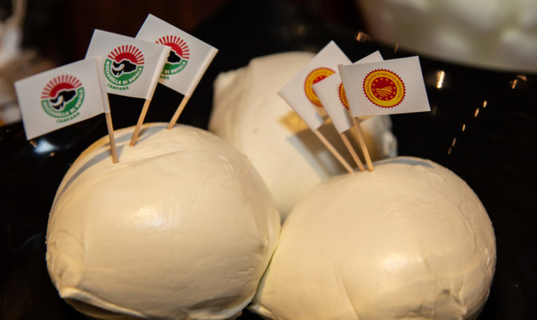 Campania e Toscana stringono il patto del gusto. La Mozzarella di Bufala Dop, incontra il Pecorino, il Prosciutto e la Finocchiona