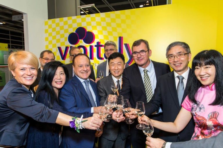 Vinitaly porta 100 aziende italiane ad Hong Kong. Ma per i buyer è solo il 25esimo paese