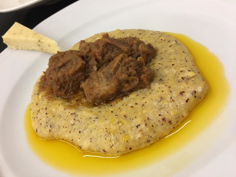 Goulash di vitello con polenta rustica e frant. Cucina tradizionale ad AgrieTour, vince il Friuli Venezia Giulia