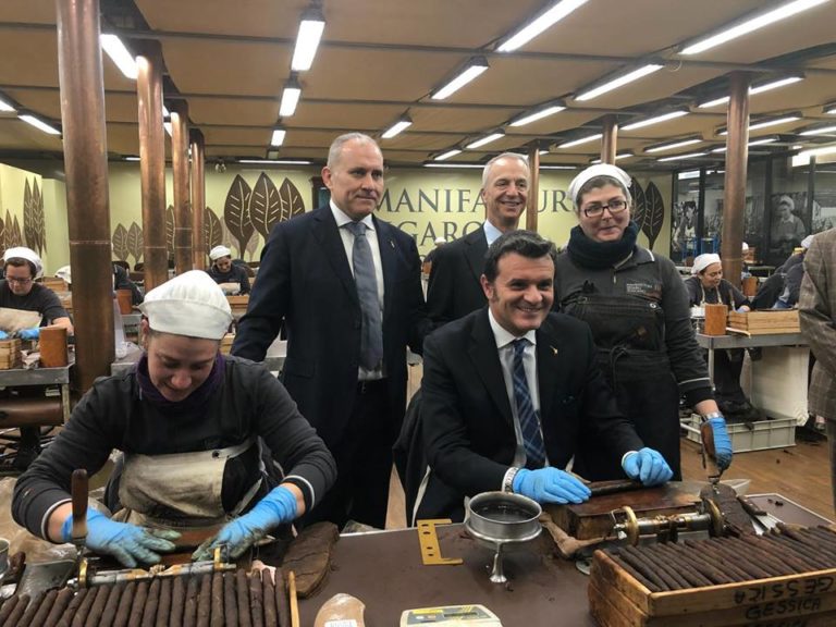 Sigaro Toscano. Siglato protocollo Centinaio-Manifatture: garantito acquisto tabacco Kentucky per 14 milioni annui fino al 2024