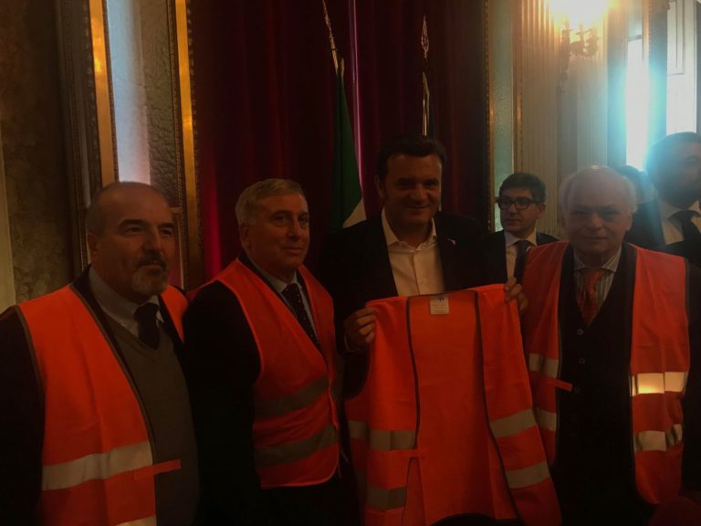 Tavolo di crisi interministeriale e impegni concreti. Gilet Arancioni soddisfatti dopo incontro con Centinaio. «Ma mobilitazione va avanti fino atti concreti»