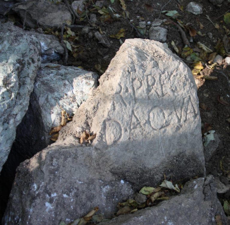 Scoperta in Valpolicella. Tra i muri a secco spinta una stele d’epoca romana