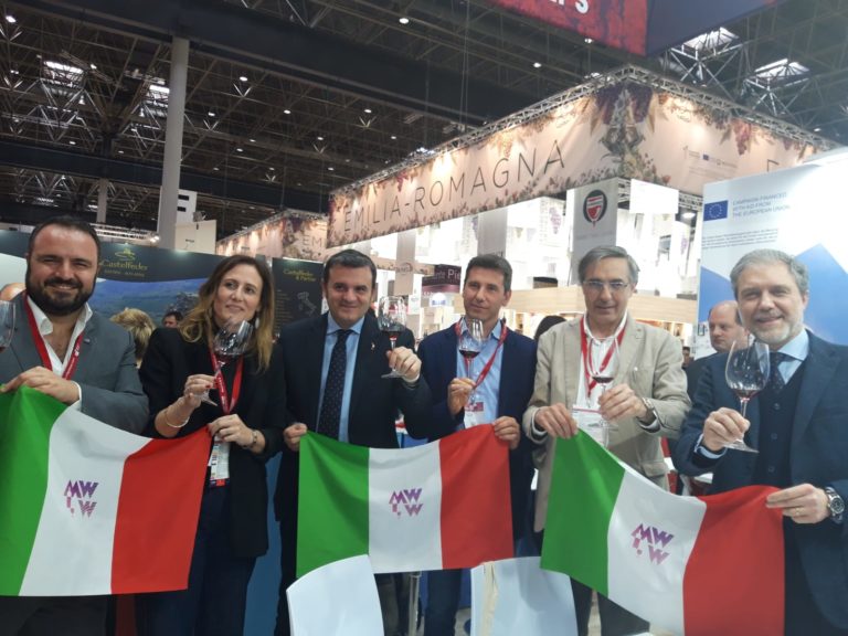 Viticoltura eroica. Al Prowein brindisi con il Nebbiolo delle Alpi con il ministro Centinaio ed il Cervim