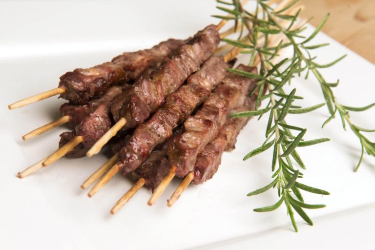 Arrivano gli arrosticini made in Marche. Così Bovinmarche omaggia il piatto simbolo abruzzese