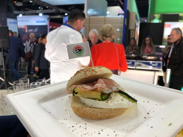 Un panino gourmet con Mozzarella di Bufala campana Dop apre l’Anuga con i formaggi italiani protagonisti