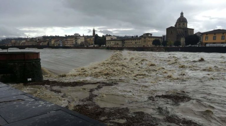 Maltempo. Situazione critica in Toscana, preoccupazione per Firenze. Idrovore accese e casse di espansione aperte