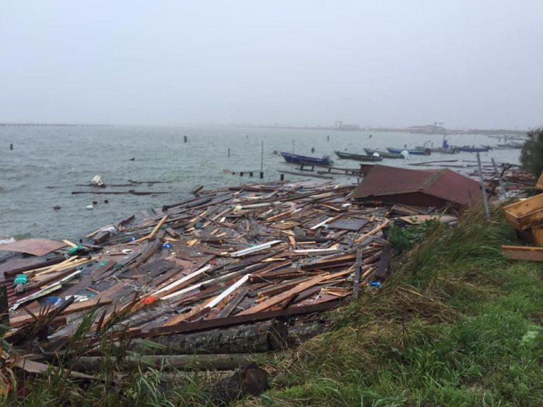 Maltempo Delta del Po. I capanni dei pescatori affogati tra le onde