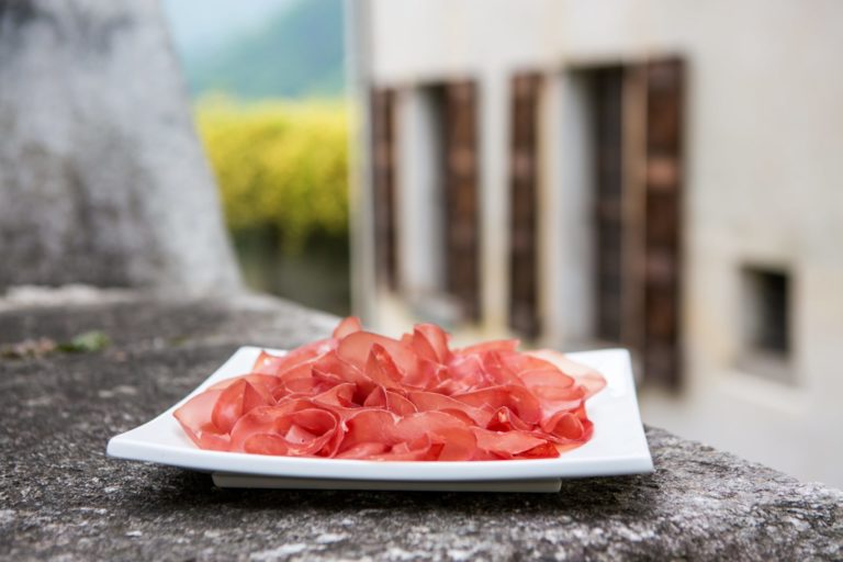 Passione Bresaola della Valtellina. Per un italiano su tre più conoscenza e attenzione. Con 38 milioni di consumatori vince quella IGP