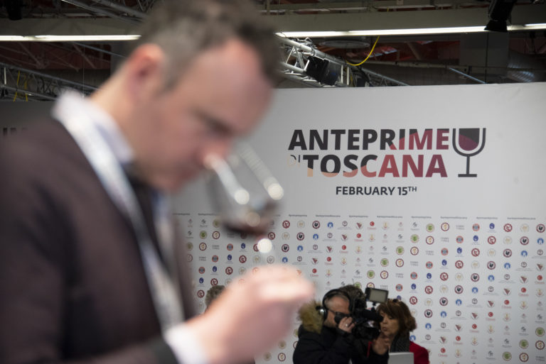 Vino toscano. Oltre il 50% delle etichette volano all’estero