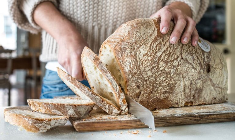 Coronavirus, Io resto a casa.  Gli italiani a casa mettono “le mani in pasta”: +7% in un mese il prezzo all’ingrosso delle farine