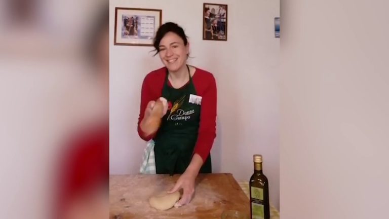 A lezione di pici fatti a mano. La ricetta di Monica Bettollini (Donne in Campo Toscana) è da non perdere