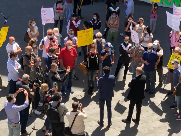 Fateci ripartire. L’ippica ignorata scende in piazza. A Pisa la protesta di scuderie e ippodromi: presi in giro da Bellanova e governo