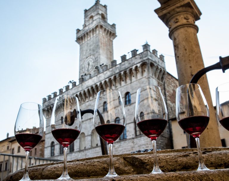 Alla scoperta del Vino Nobile di Montepulciano. Insieme a Consorzio e produttori per conoscere cantine ed etichette