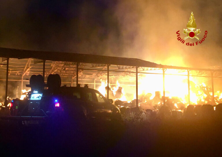 Vasto incendio in azienda confiscata alla mafia alle porte di Siena. Nella notte in fiamme 700 rotoballe