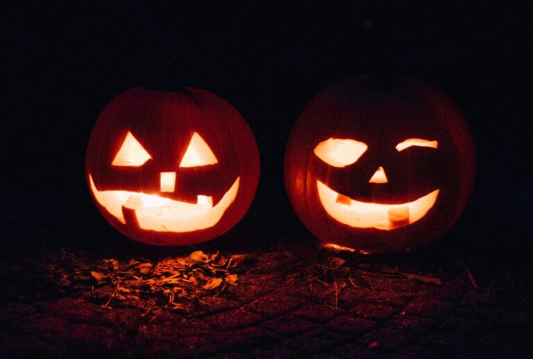 Niente dolcetto niente scherzetto. Halloween al tempo del Covid: dalla Morte secca a Jack o’ lantern, la tradizione resiste