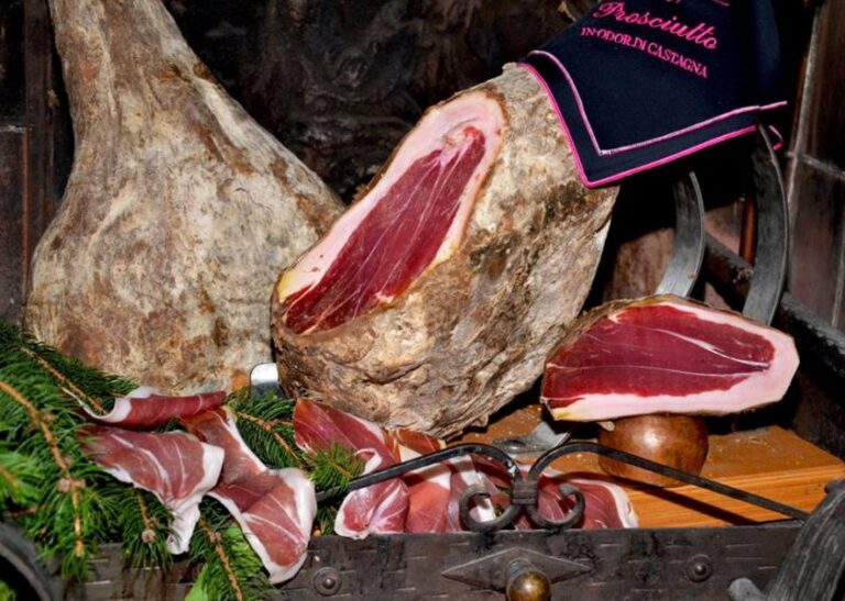 Viaggio in Toscana sulle orme del prosciutto ‘penitente’, il salume nato per caso