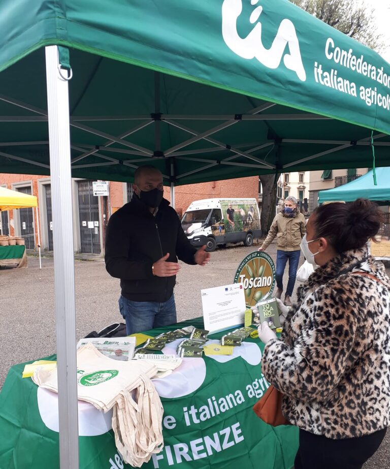 Olio nuovo, un successo di gusto. Al mercato della Spesa in Campagna di Firenze i produttori incontrano i consumatori