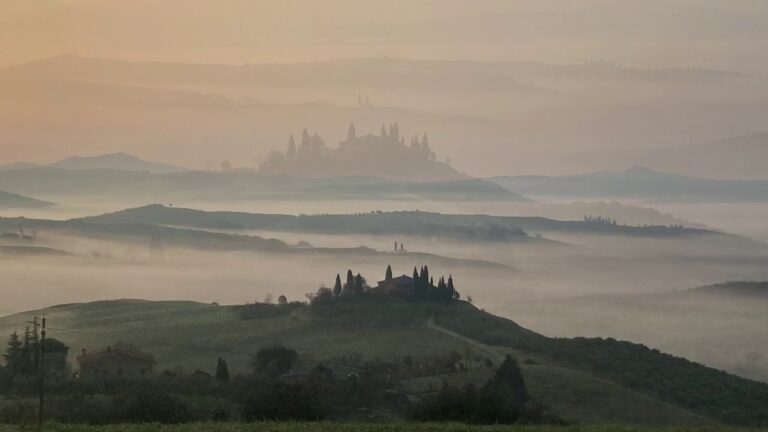 La suggestione del mare di nebbia nello spettacolare paesaggio Unesco della Val d’Orcia