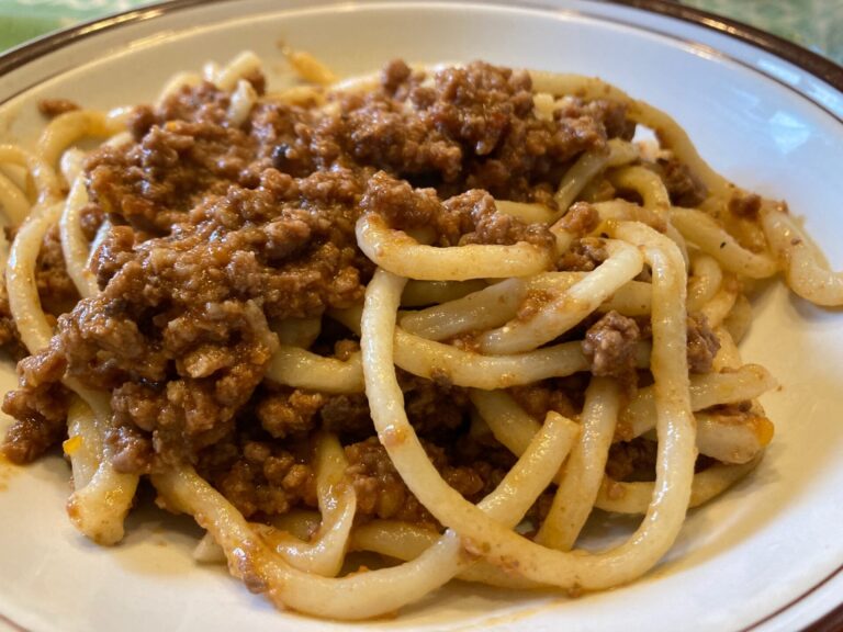 Il gusto infinito dei PICI. Ecco la ricetta tradizionale della Val d’Orcia: al sugo di carne, briciole e aglione