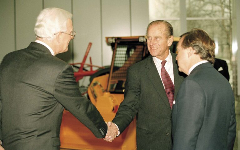 Union Jack a mezz’asta alla JCB in omaggio al principe Filippo. La prima visita in azienda nel 1981. La fotogallery