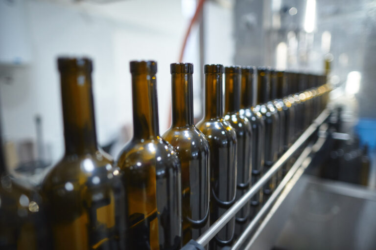 Vino. Uiv: bollette e bottiglie, i conti non tornano. Volano gli utili dell’industria vetraria