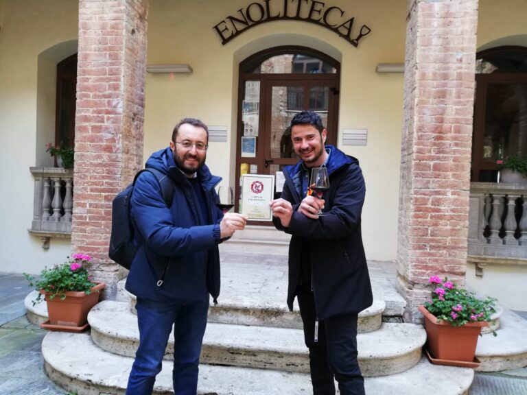 Il collo della bottiglia, storie di vite. Per il primo romanzo di Tinto un nobile debutto a Montepulciano