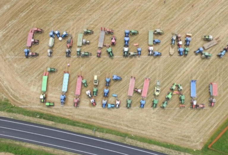 Emergenza cinghiali scritto con i trattori. Al Giro d’Italia la protesta degli agricoltori piemontesi