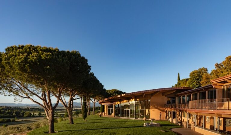 Il Nobile Bindella è già nel futuro. A Montepulciano la nuova cantina di Tenuta Vallocaia coniuga vino, storia, arte e passione