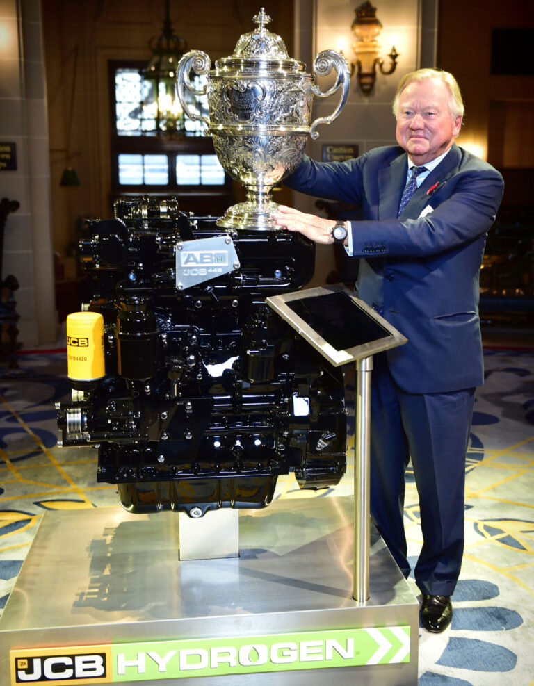 Il motore a idrogeno JCB vince il Dewar Trophy del Royal Automobile Club