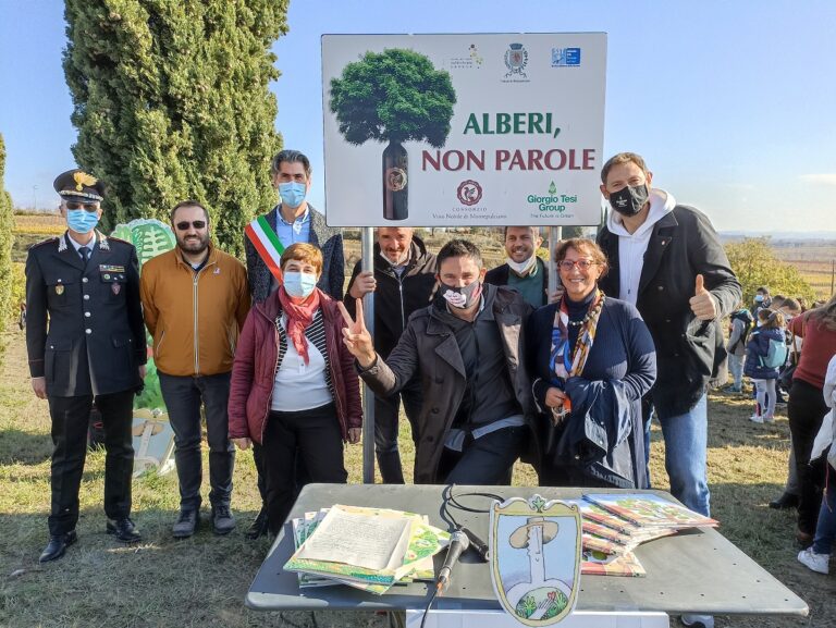 Vino Nobile, un bosco piantato dai viticoltori nasce a Montepulciano. Con il campione di basket Giacomo Galanda