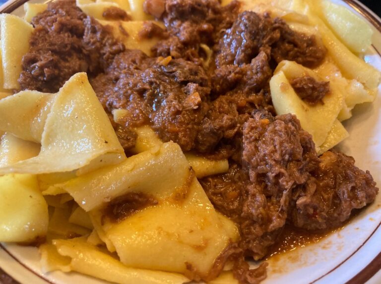 Pappardelle al cinghiale. La ricetta toscana di un piatto saporito dal gusto inconfondibile