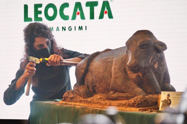 La prima scultura di Frisona al cioccolato di Modica stupisce alla Fiera zootecnica di Montichiari