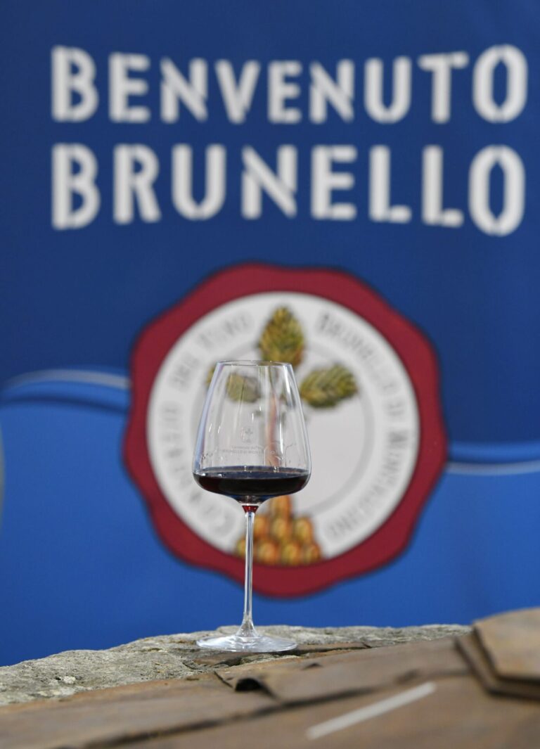 Il Brunello ha il suo calice da degustazione. E il turismo a Montalcino torna a volare (+60%) sul 2020