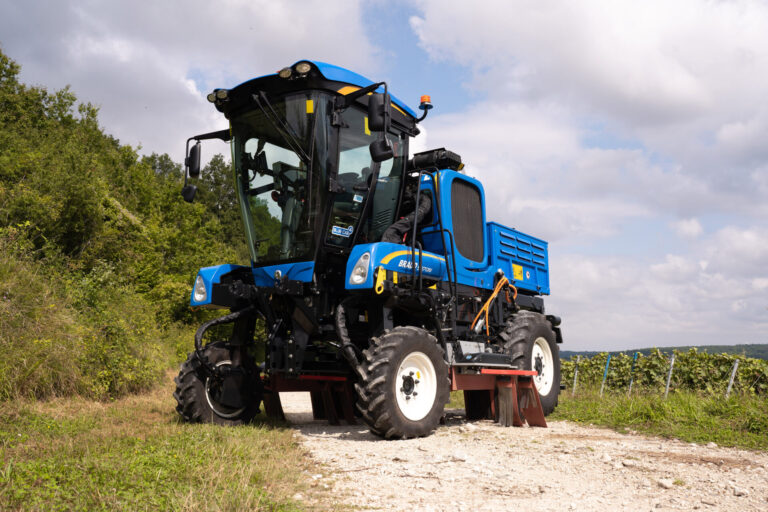 New Holland e AGXTEND presentano XPower XPN, un sistema di diserbo  elettrico per i vigneti stretti