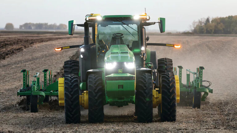 John Deere lancia il trattore a guida completamente autonoma