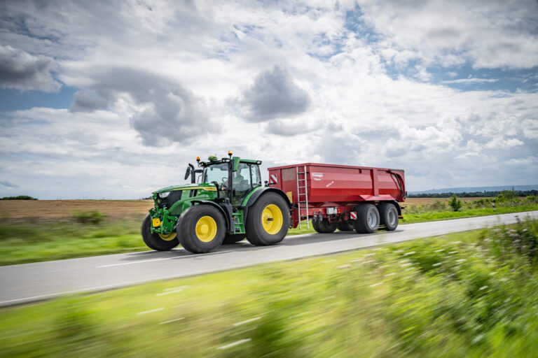 Meccanizzazione. Il nuovo John Deere 6R 185 è campione per il trasporto su strada