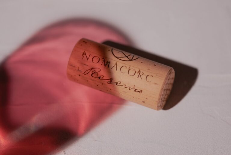 ​Vino. Nomacorc Blue Line, la gamma di chiusure per il vino è la prima al mondo a centrare l’obiettivo “Net Zero Plastic to Nature” di South Pole