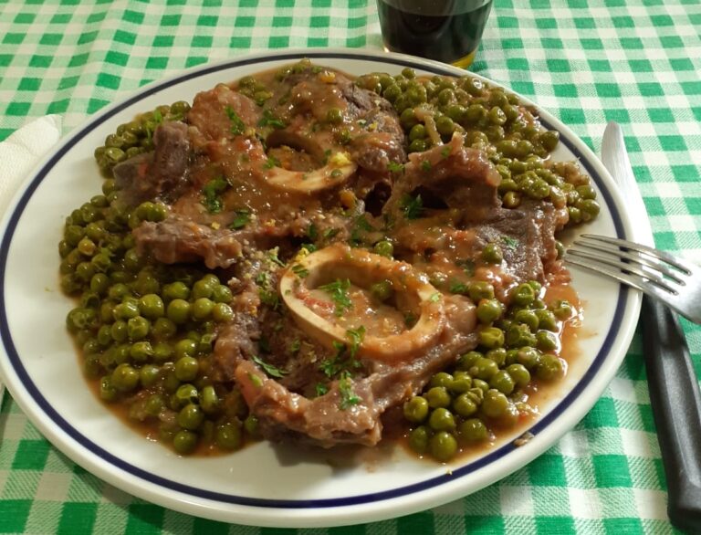 Ossobuco con piselli, ma che bontà. La ricetta di un piatto gustoso, semplice ed economico